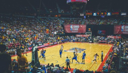 爱游戏：绿茵场上的大湾区兄弟对决，汪嵩肖智领衔，陈小春张智霖贵港跨界引爆全民足球热